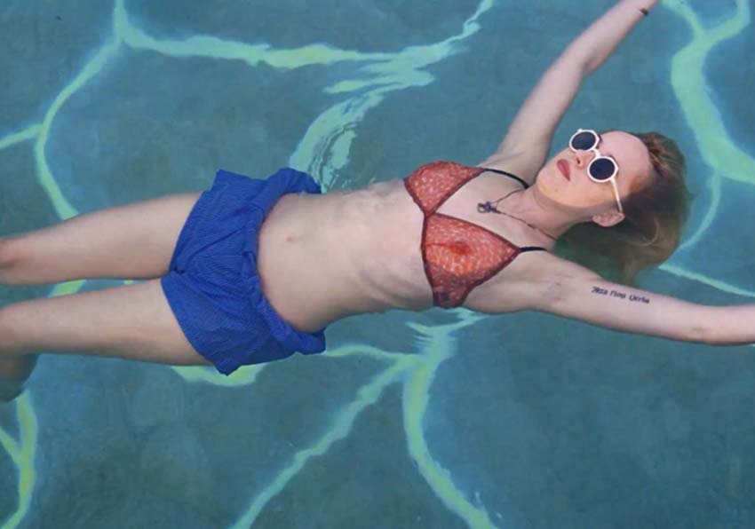 Una xica en una piscina